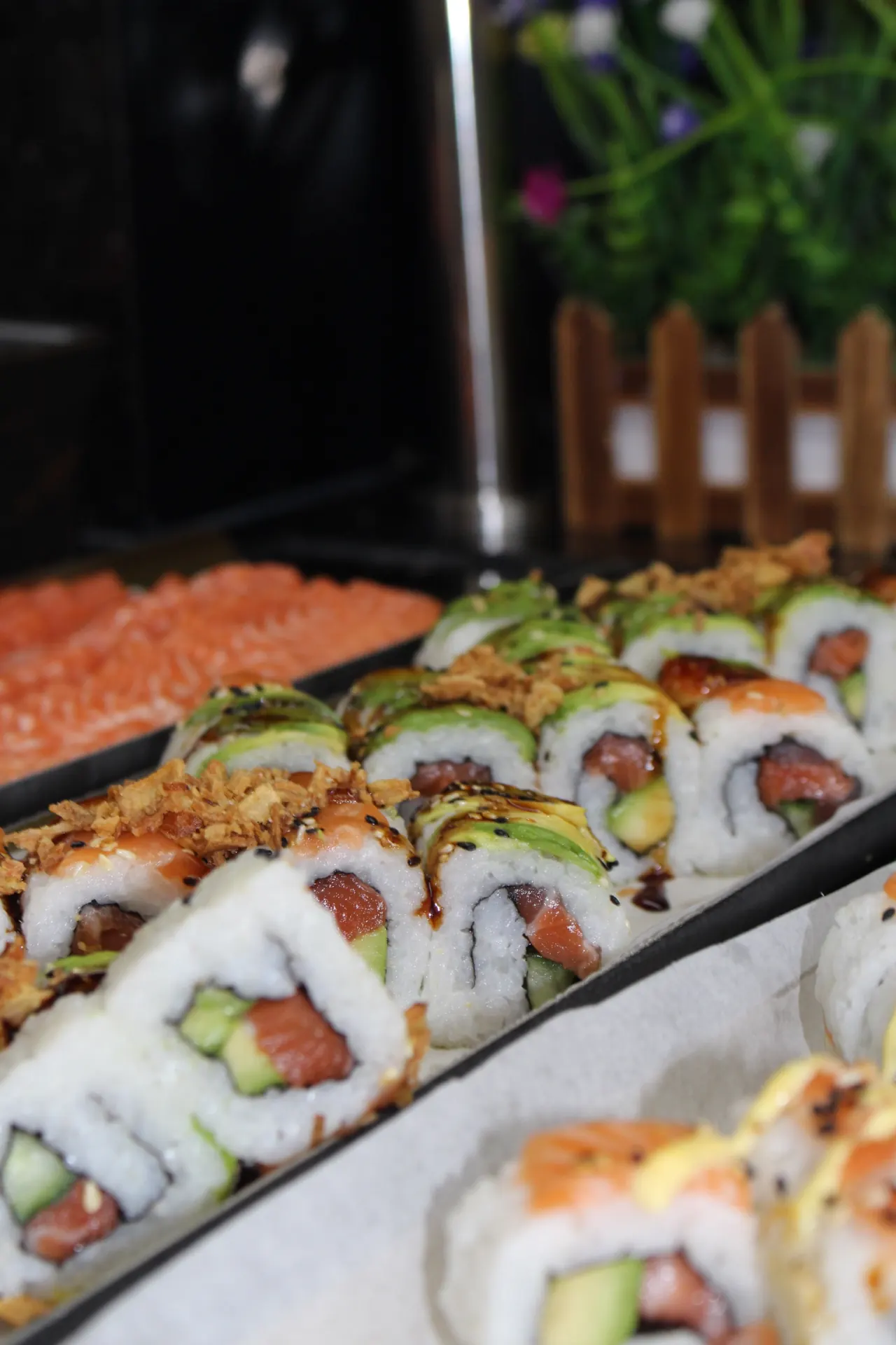 Assortiment de makis au saumon et à l’avocat