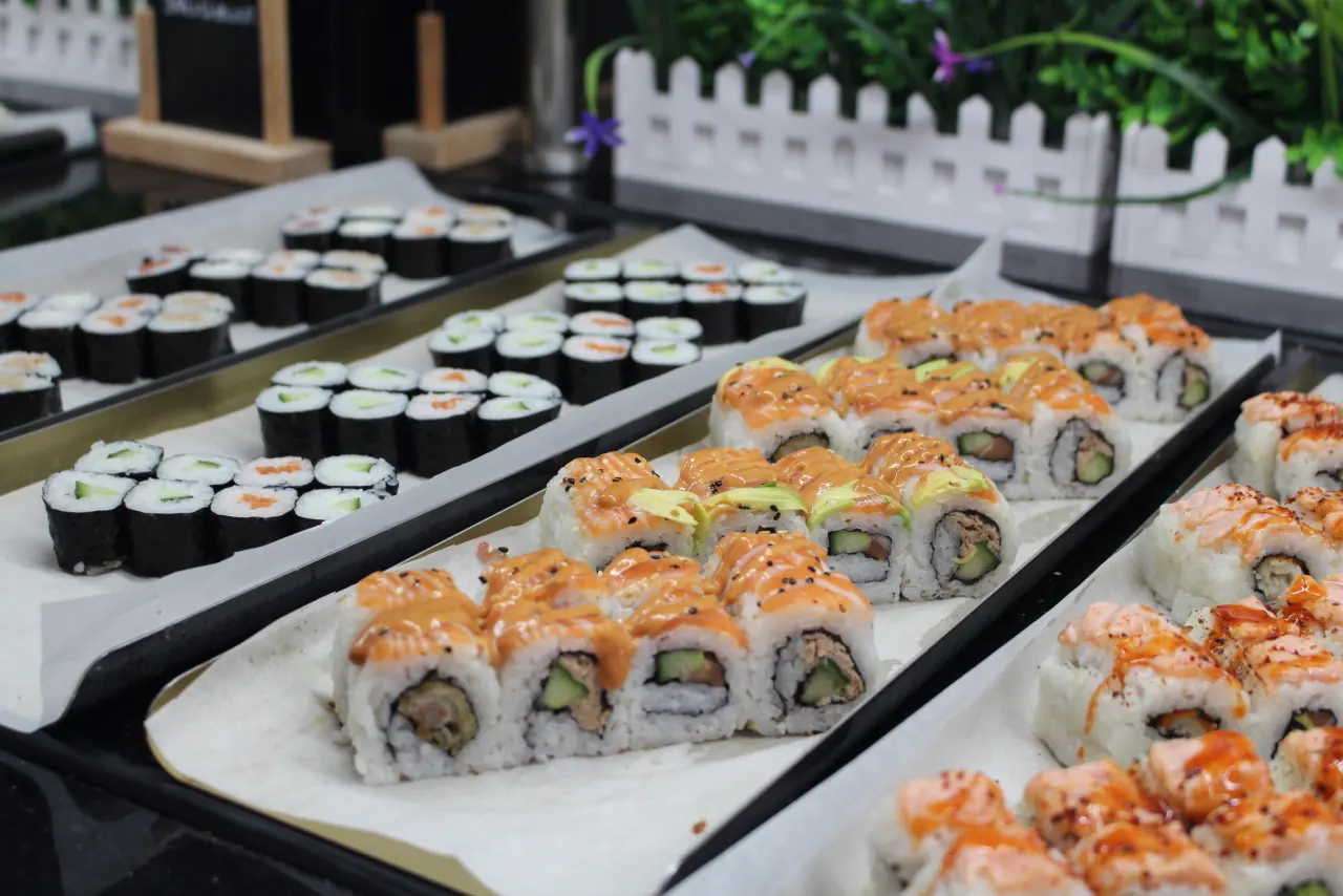 Plateaux de sushis variés au buffet
