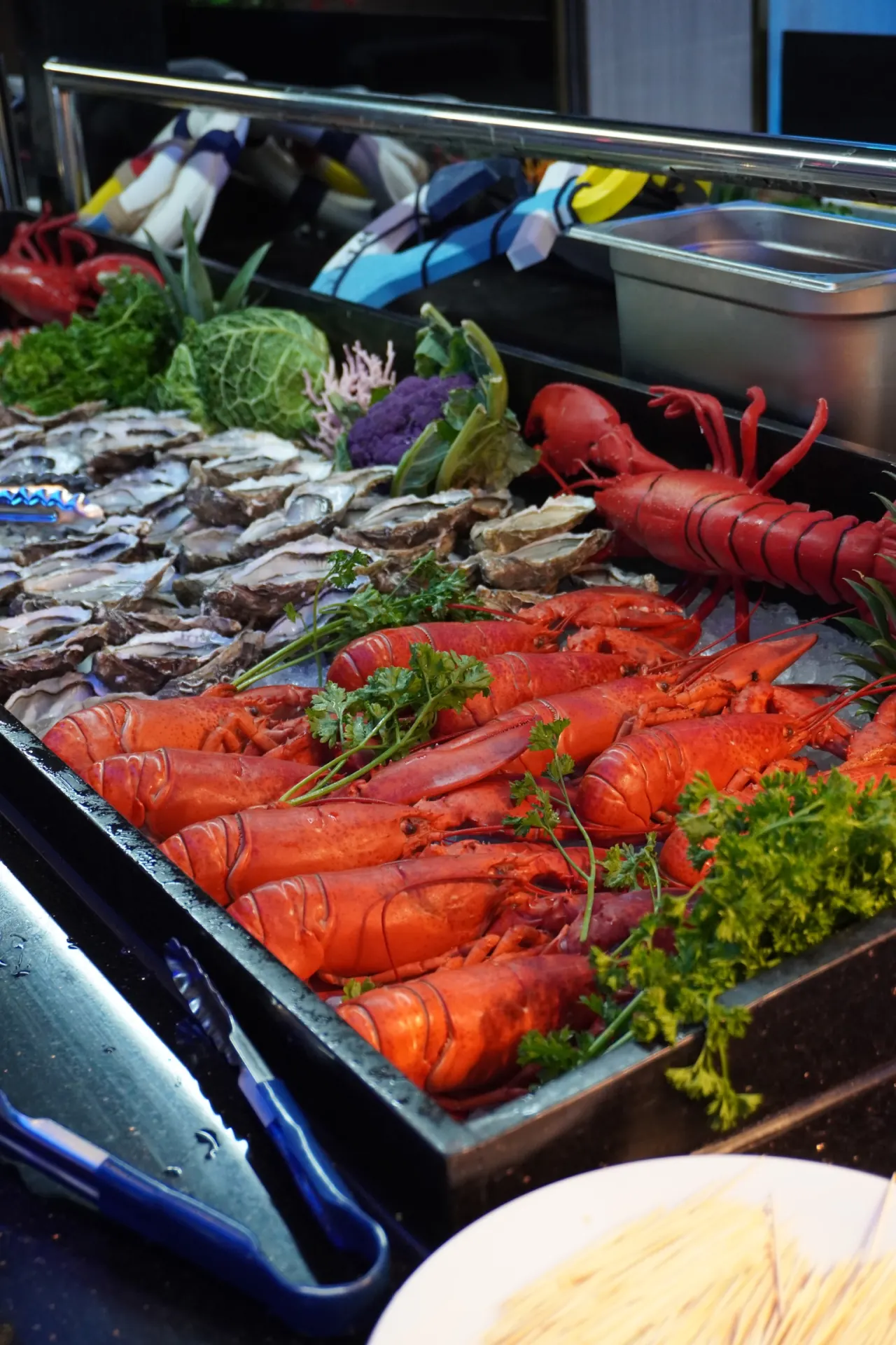 Homards et huîtres présentés au buffet de Montauban