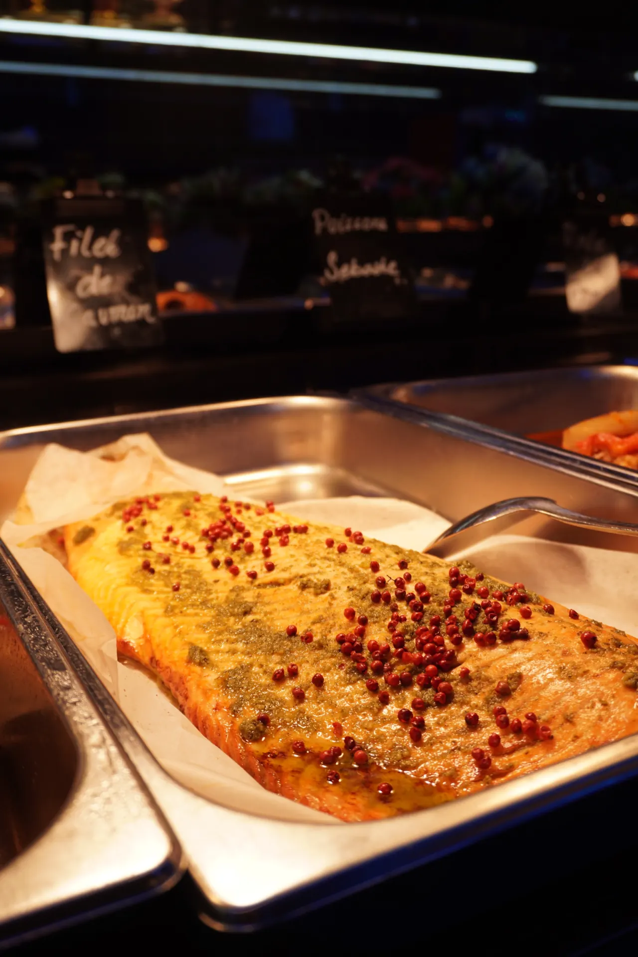 Saumon cuisiné servi chaud au buffet