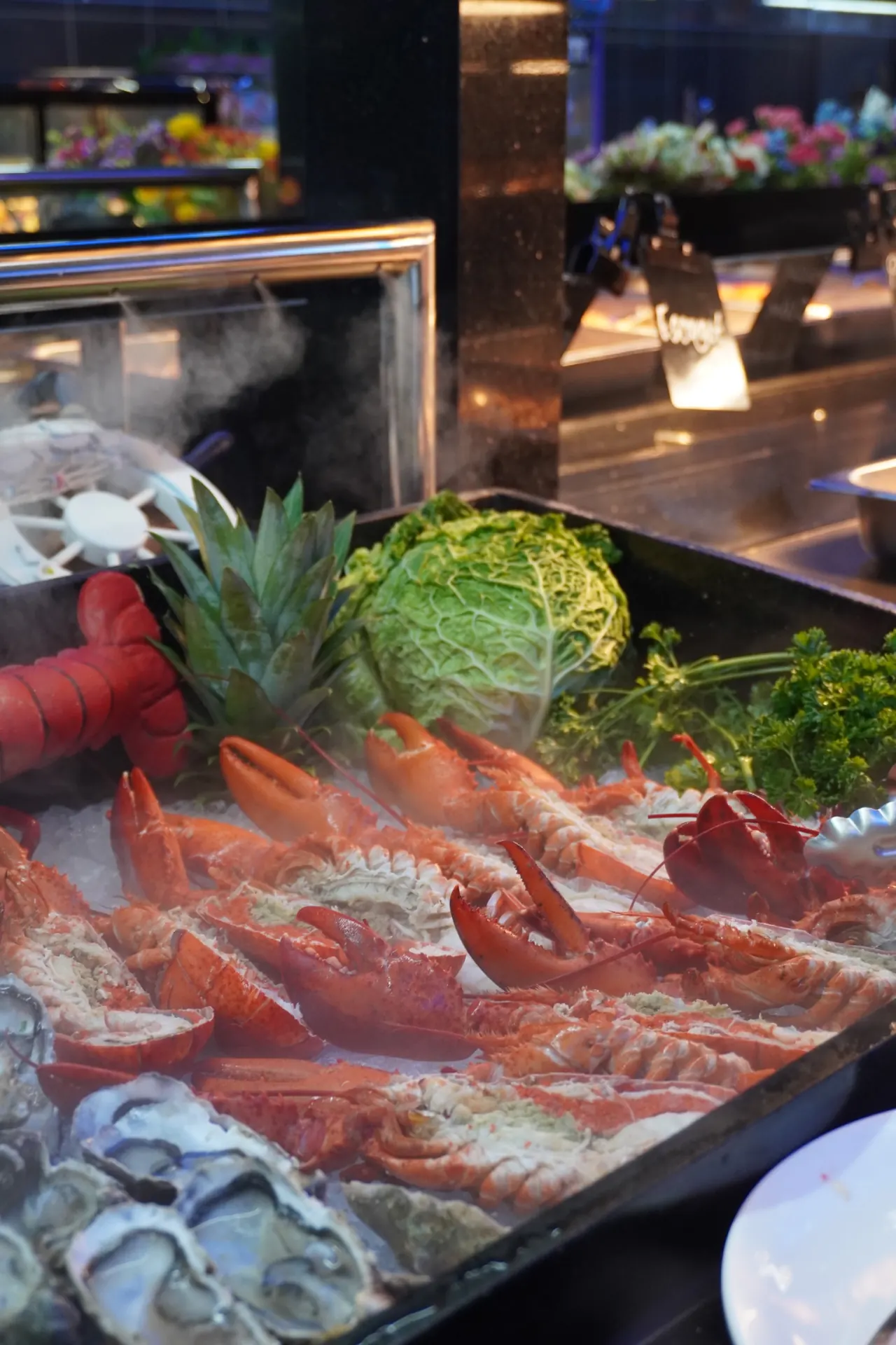 Homards et huîtres sur le banc de fruits de mer