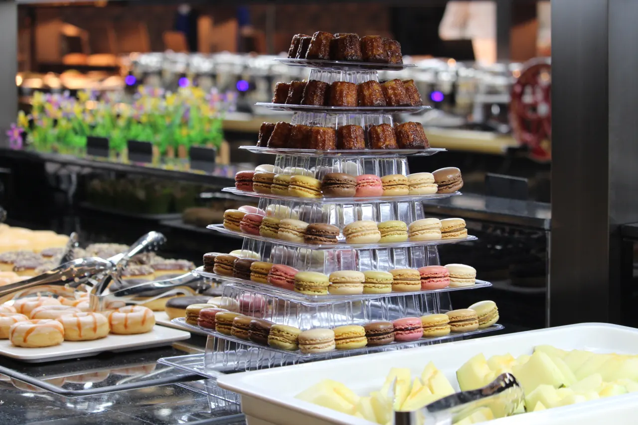 Pyramide de macarons et desserts au buffet de Toulouse