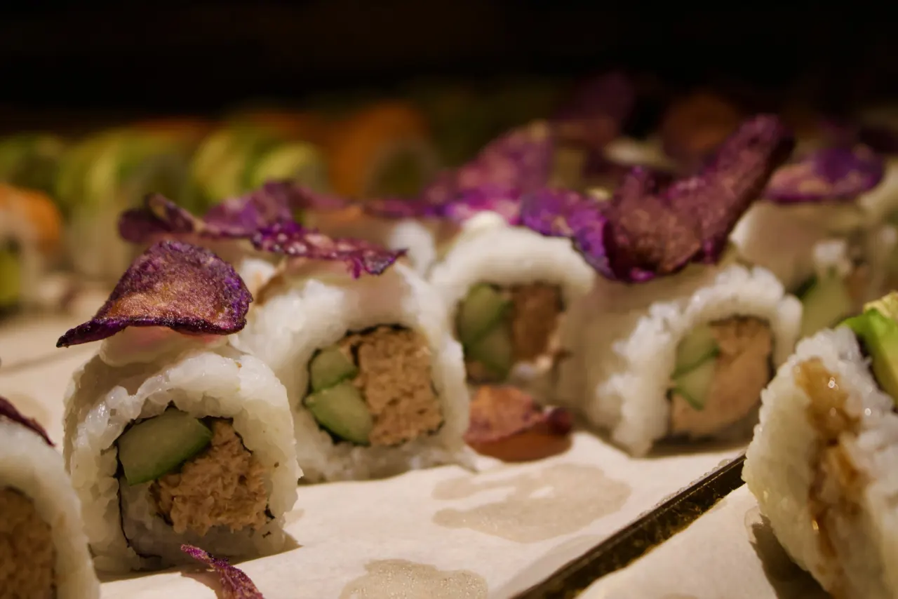 Sushis aux légumes et chips violettes