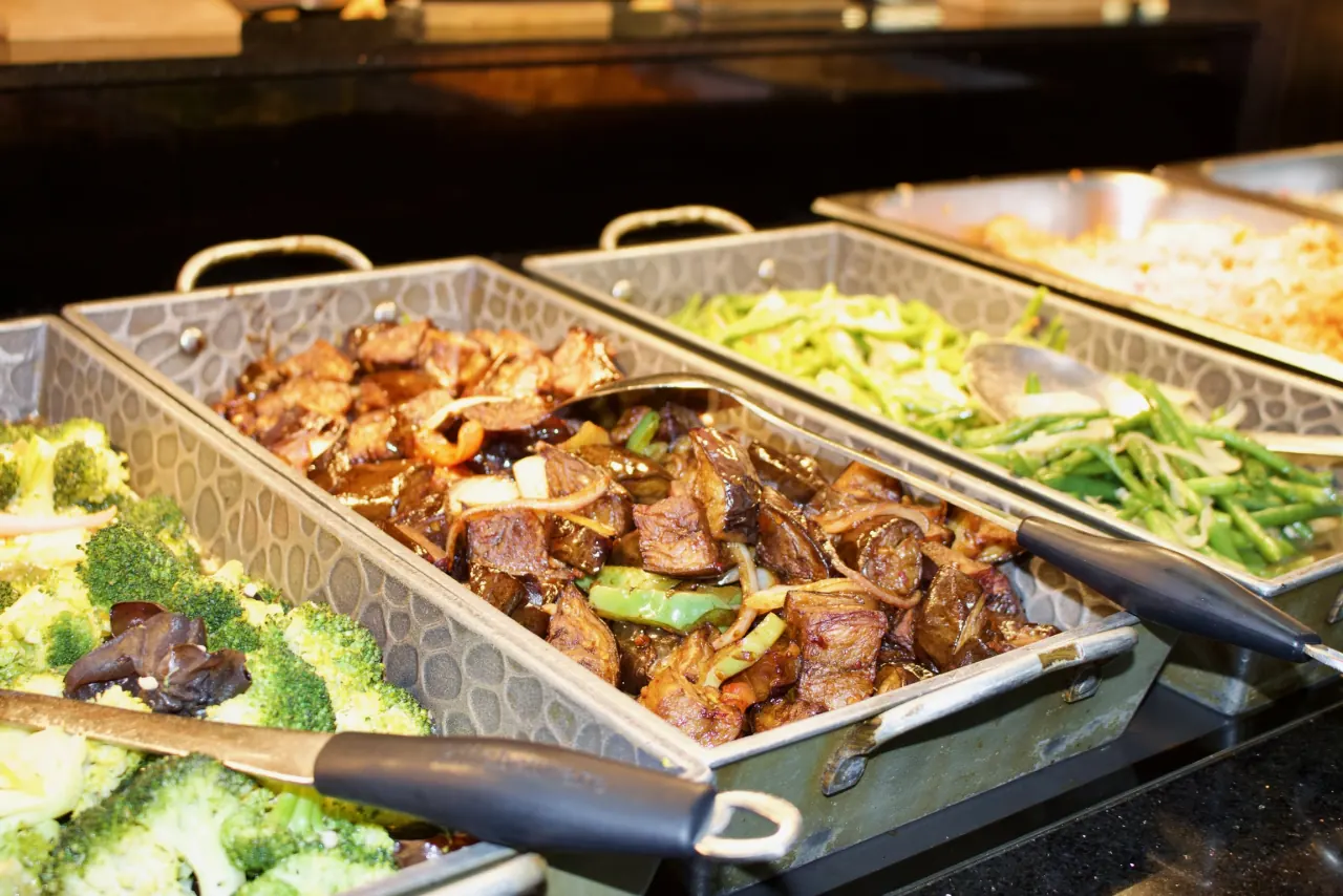 Plats chauds et légumes au buffet de Toulouse