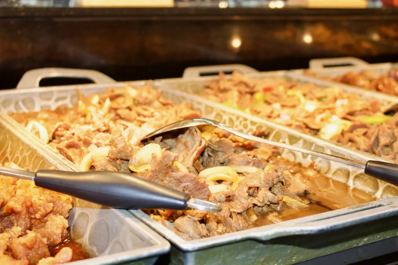 Viandes cuisinées au buffet chaud