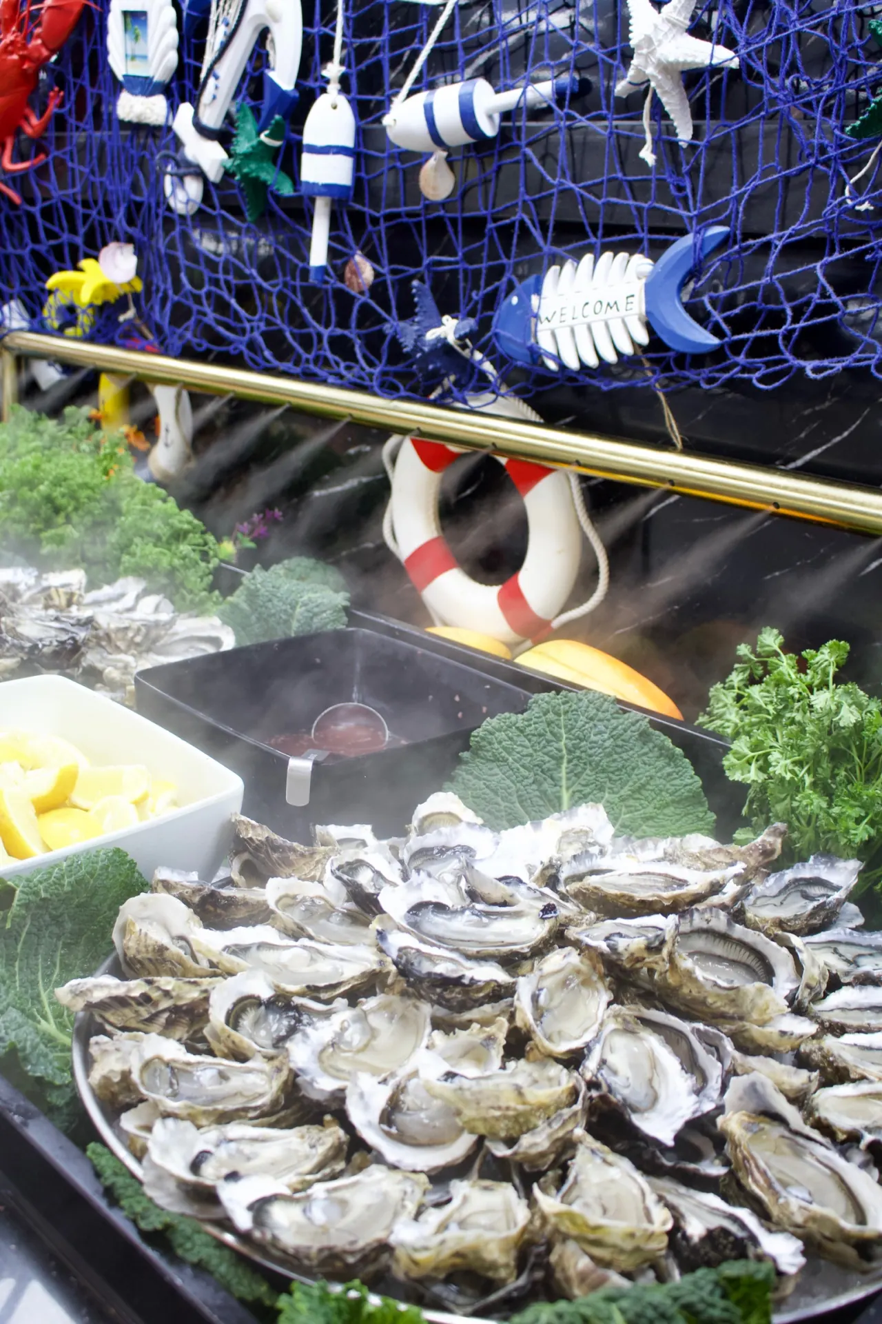 Huîtres fraîches sur le banc de fruits de mer