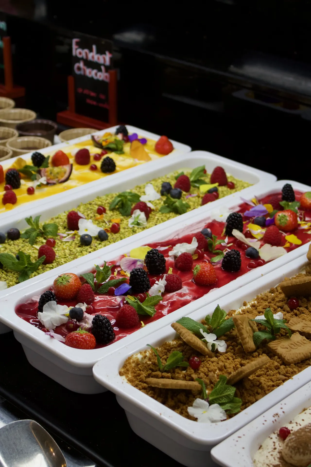 Desserts aux fruits rouges et à la pistache
