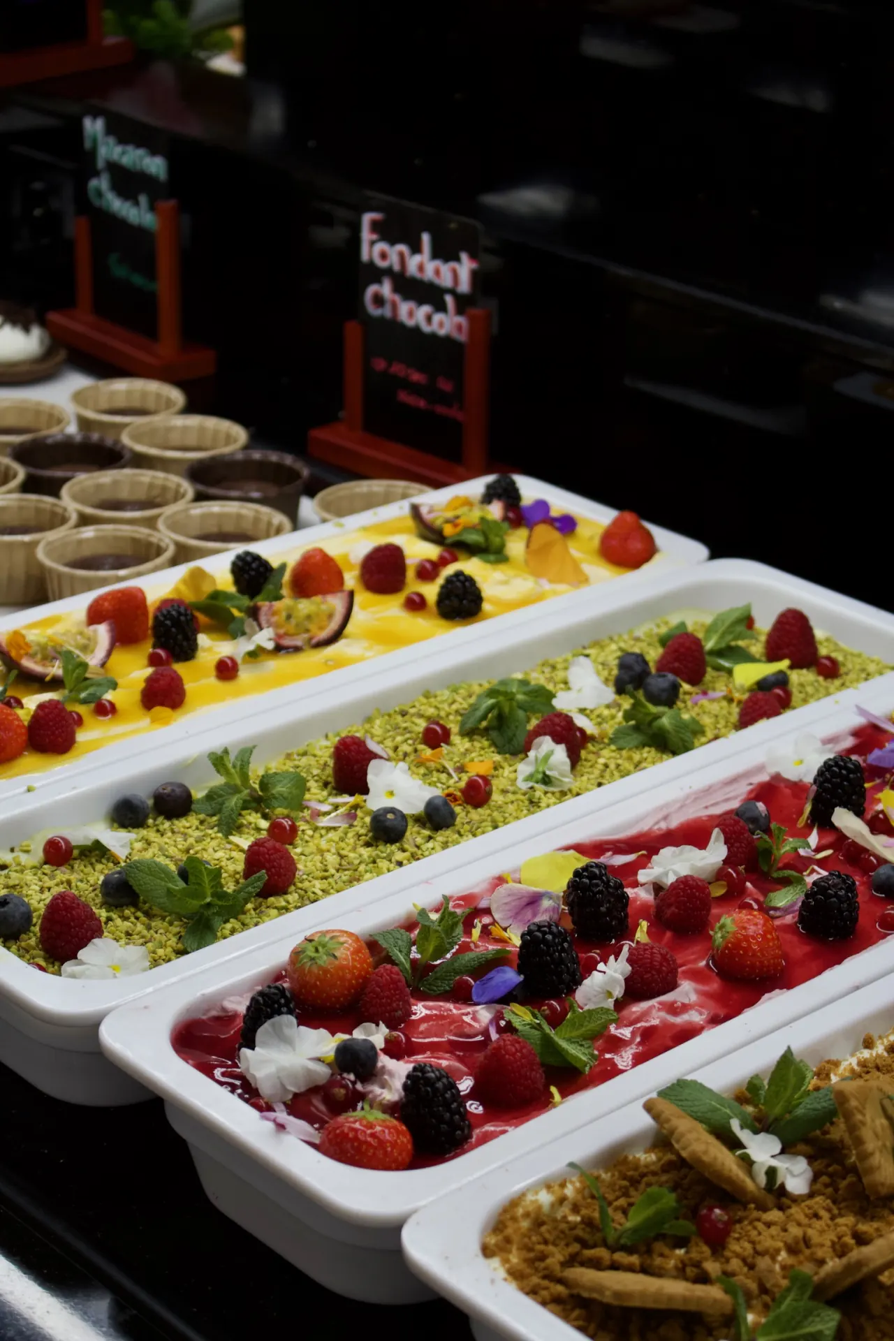 Grand assortiment de desserts aux fruits