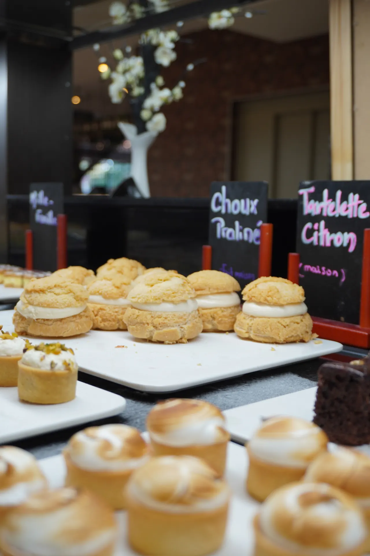 Choux pralinés et tartelettes au citron