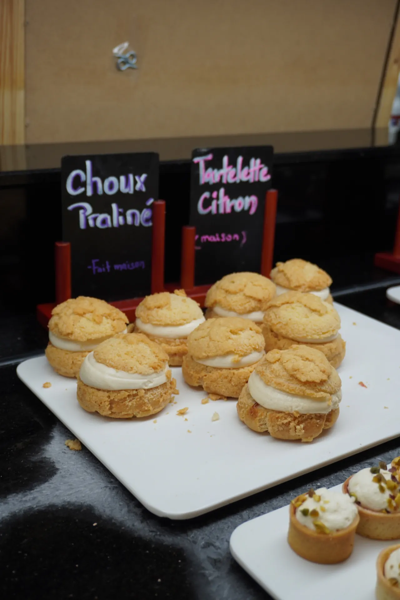 Choux pralinés sur le buffet des desserts