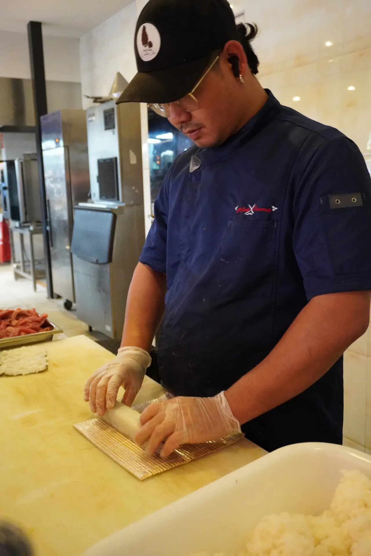 Chef préparant des sushis en cuisine