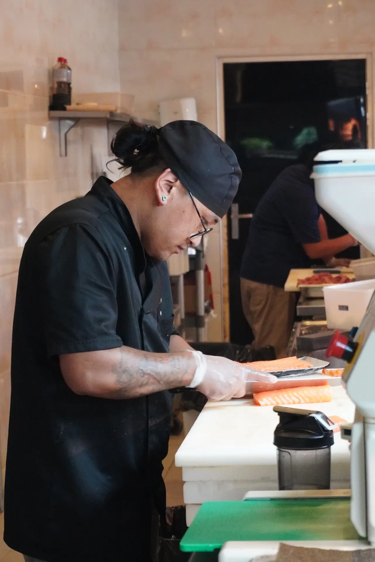 Chef découpant un filet de saumon frais