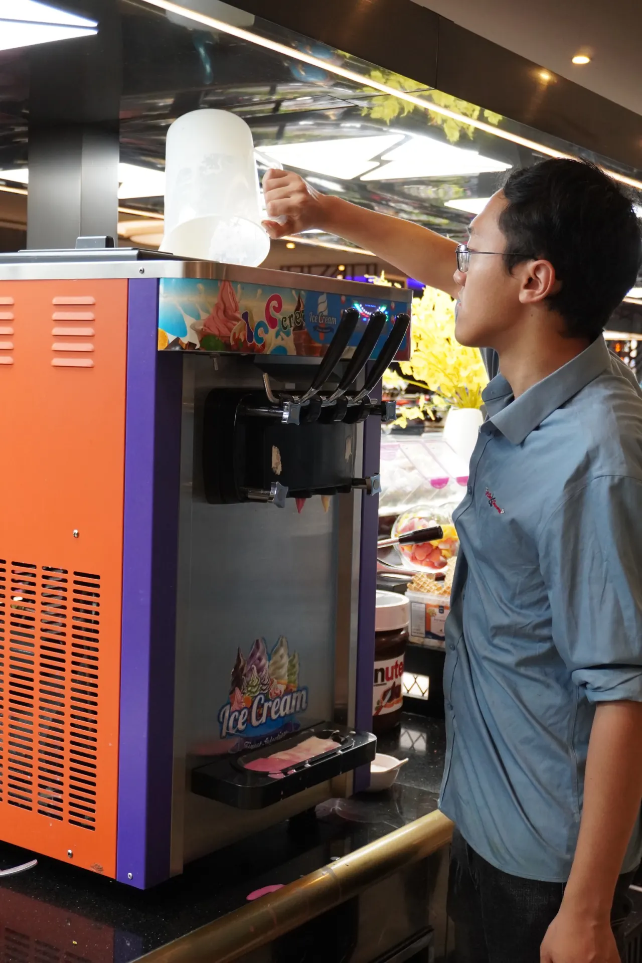 Membre de l’équipe entretenant la machine à glaces