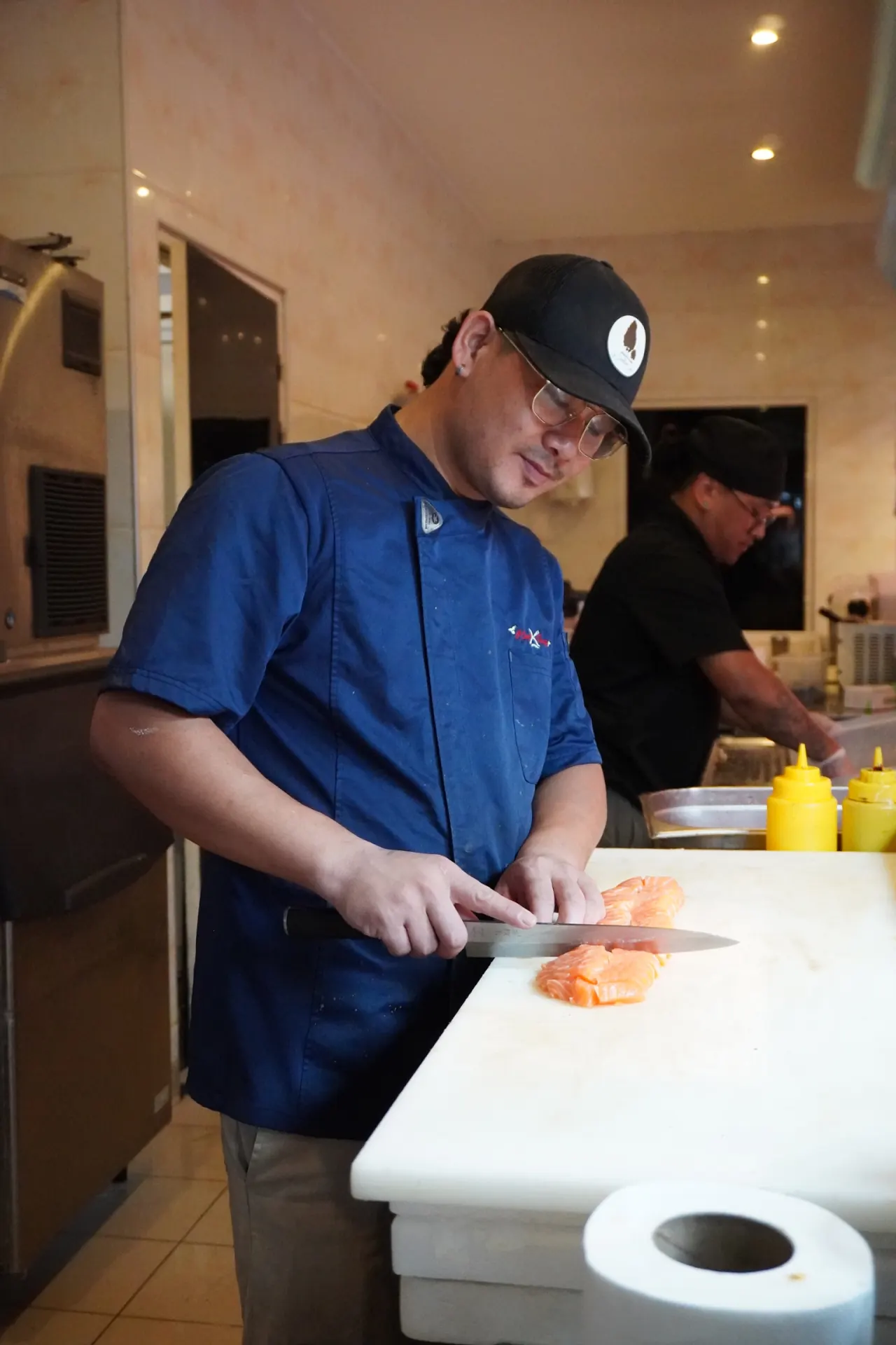 Chef de Toulouse découpant le saumon